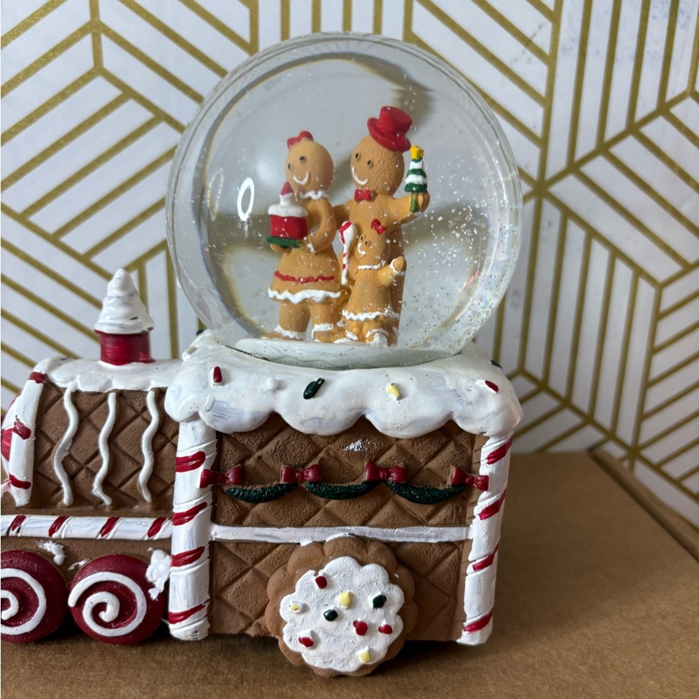Gingerbread family Train Snow Globe - Picture 12 of 12